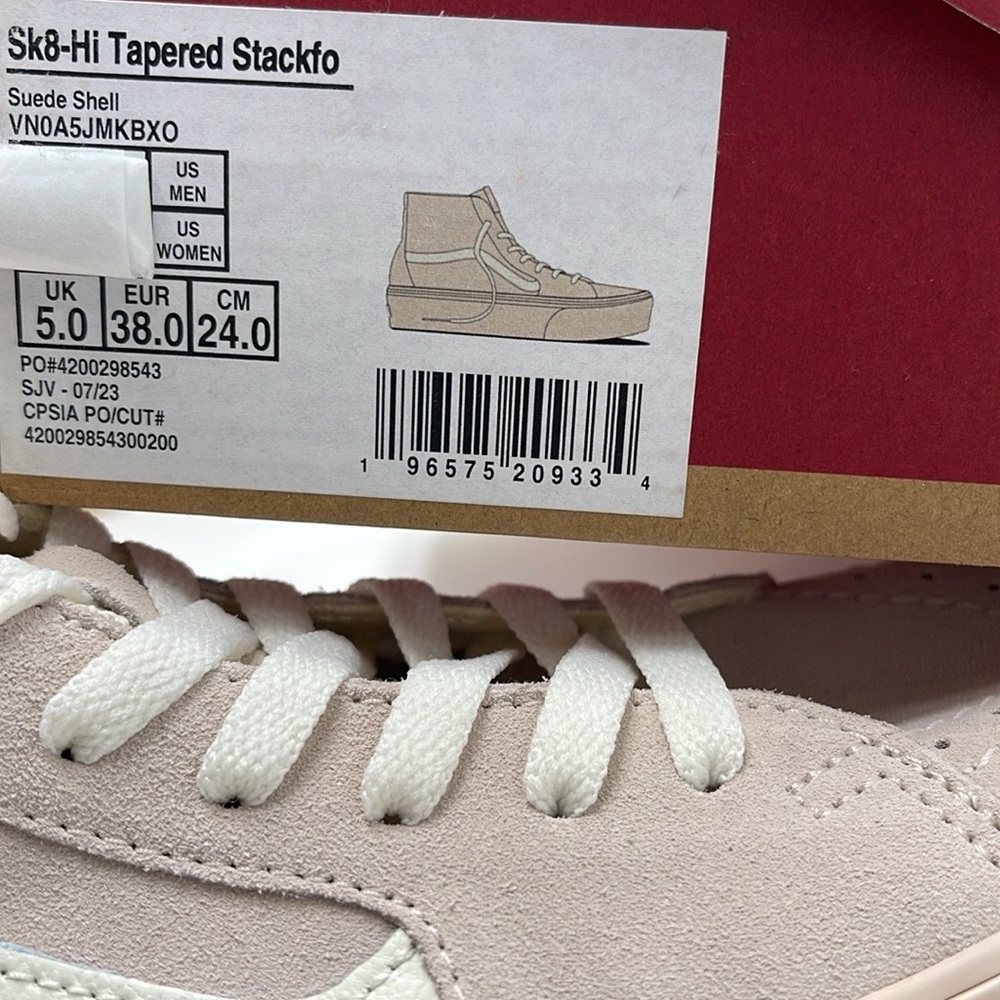 Vans WMNS Sk8-Hi Tapered Stacked Suede Shell
VN0A5JMKBXO
Platforms Sneakers - Picture 16 of 16